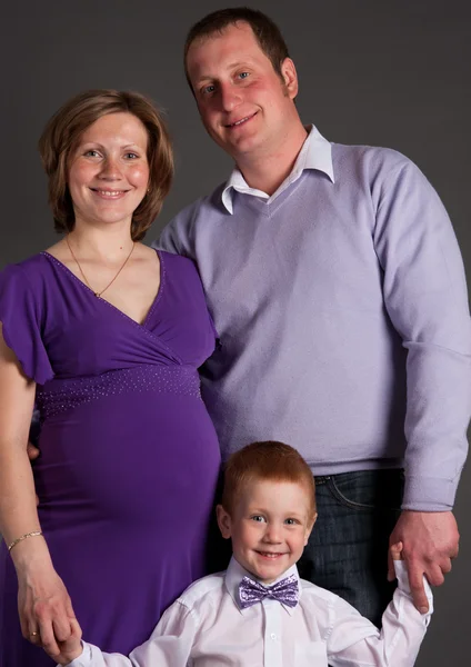 美丽的夫妇带着儿子在孕妇中的第二个孩子 — 图库照片