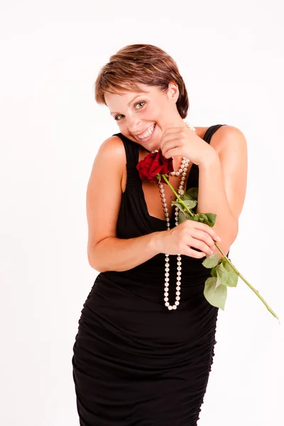 Charmante Frau mit roter Rose — Stockfoto