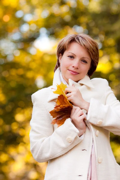 Charmante jeune femme dans un parc d'automne — Photo