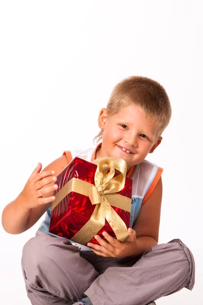 Счастливого Маленького Мальчика Подарком Белом — стоковое фото