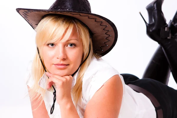 Jovem mulher em chapéu de cowboy — Fotografia de Stock
