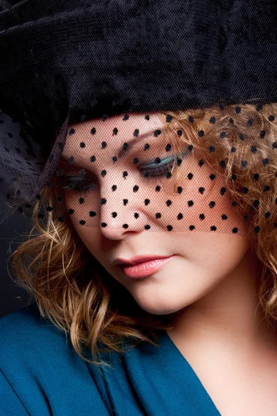 Mulher encantadora em um chapéu — Fotografia de Stock