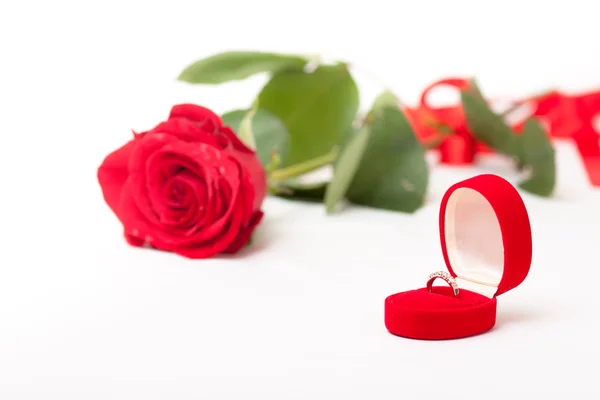 Blume Aus Rose Und Ring Auf Weißem Hintergrund — Stockfoto
