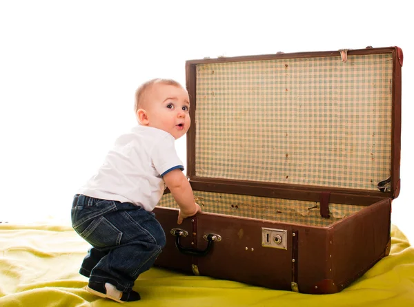 Kleine Jongen Zitten Buurt Van Een Oude Koffer — Stockfoto