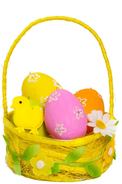 五颜六色彩蛋在白色背景上的一个小篮子 — 图库照片