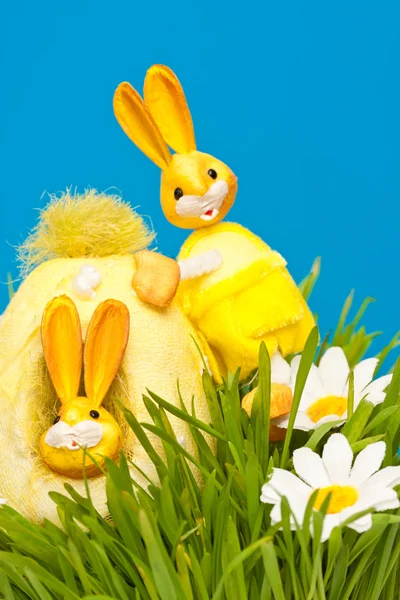 复活节小兔子是在绿色的草地 节日静物 — 图库照片