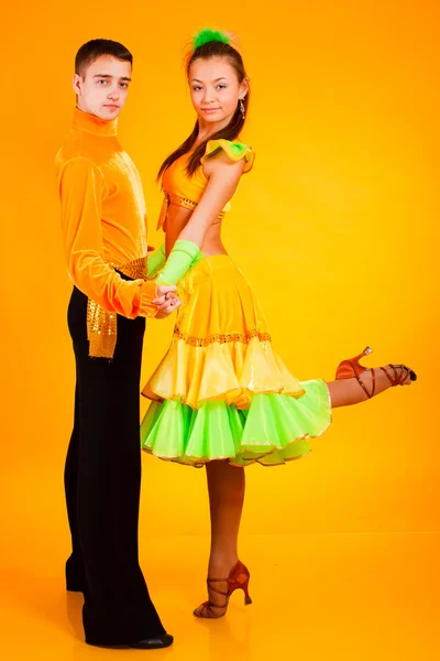 Charmante Jonge Paar Knappe Kostuums Een Gele Achtergrond — Stockfoto