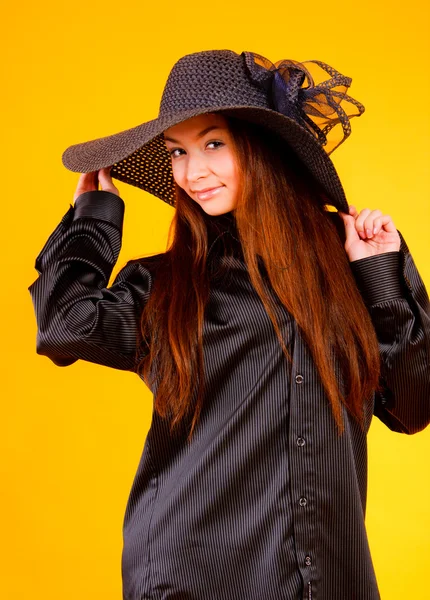 Okouzlující mladá žena v klobouku — Stock fotografie