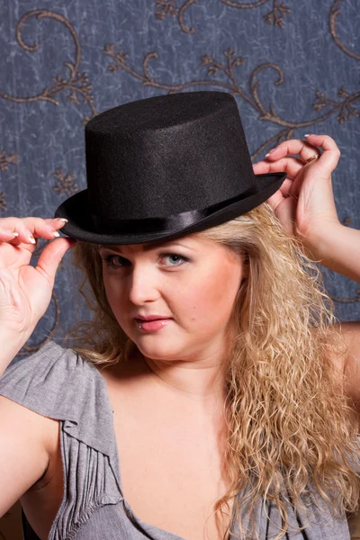 Şapkalı bir büyüleyici kadın — Stok fotoğraf