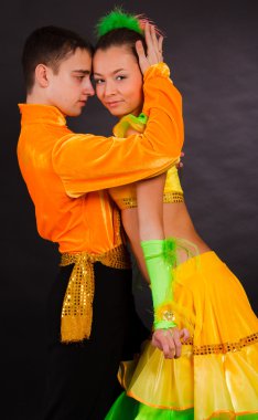 iyi görünümlü takım elbiseli genç çift mi