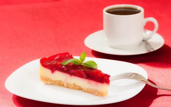 Söta jordgubbar bit av kakan och kopp te — 图库照片
