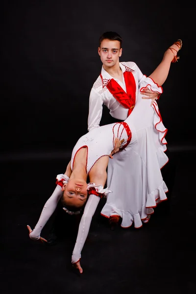 Krásná Mladá Dvojice Hezké Obleky Tance Tmavém Pozadí — Stock fotografie