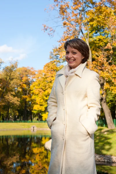 Charming young woman in an autumn park — Stock Photo, Image
