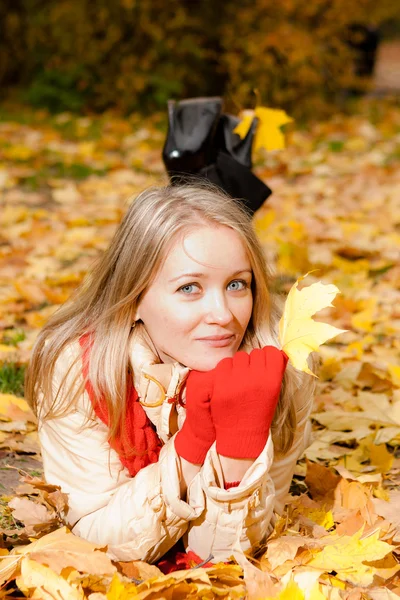 Encantadora mujer en un parque de otoño —  Fotos de Stock