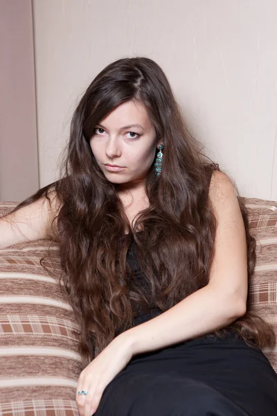 ソファーに座って魅力的な若い女性 — ストック写真