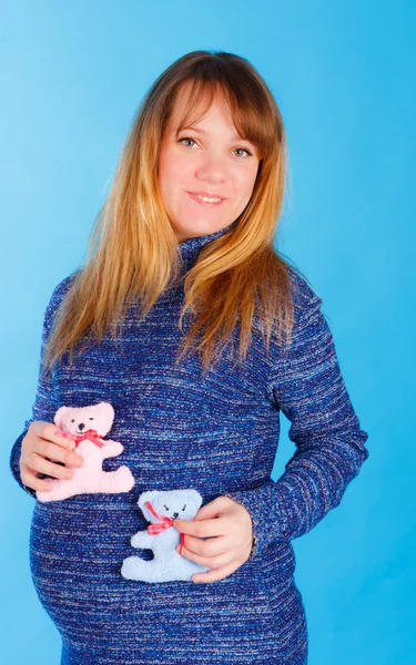 美丽的孕妇与在她手中的两个毛绒玩具熊 — 图库照片