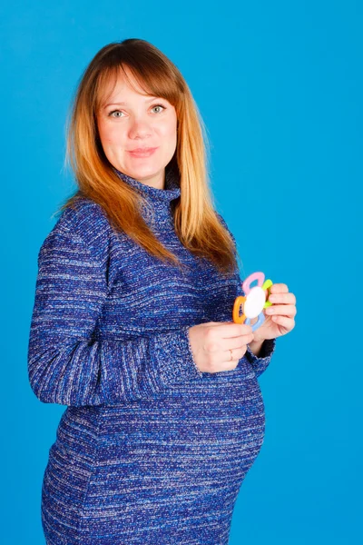 Schöne Schwangere Frau Mit Kleiner Rassel Auf Blauem Hintergrund — Stockfoto