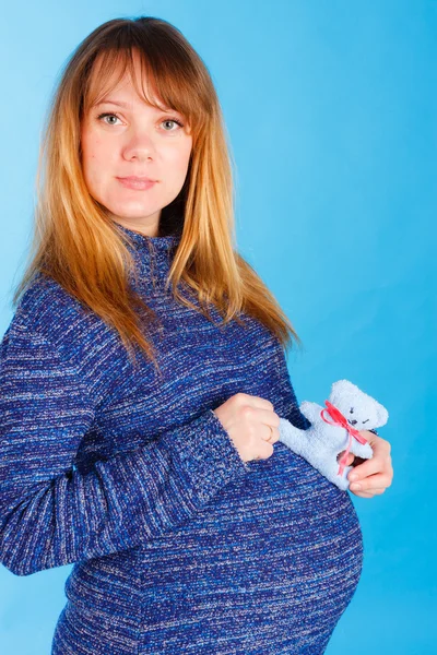 美しい妊娠中の女性と彼女の手でクマのぬいぐるみ — ストック写真