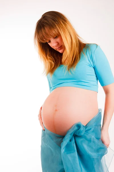 白い背景の上に滞在 美しい妊娠中の女性 — ストック写真