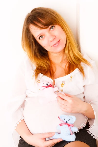 彼女の手の柔らかいおもちゃによって妊娠中の女性 — ストック写真