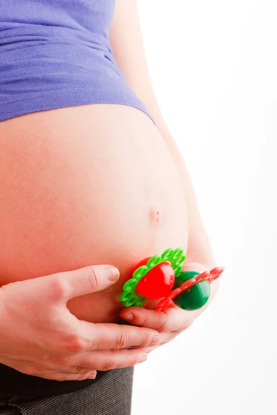 彼女の手の柔らかいおもちゃによって妊娠中の女性 — ストック写真