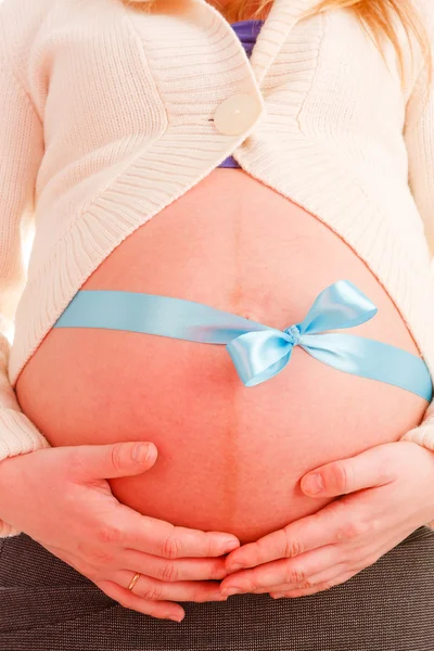 Buik Van Een Zwangere Vrouw Met Een Blauw Lint Witte — Stockfoto