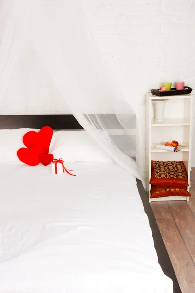 大きなベッド付きのベッドルームのインテリア — ストック写真