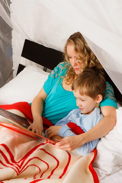 Žena se svým synem na posteli — Stock fotografie