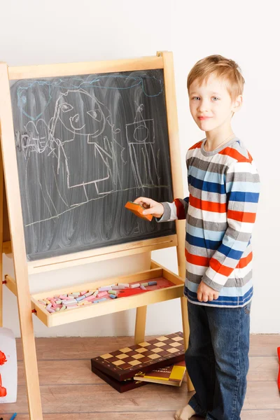 Ein Weißköpfiger Fröhlicher Junge Zeichnet Eine Kreide Auf Ein Brett — Stockfoto