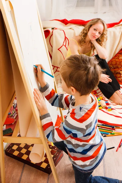 Madre Con Figlio Giocare Disegnare Pastelli Sul Foglio Bianco Carta — Foto Stock