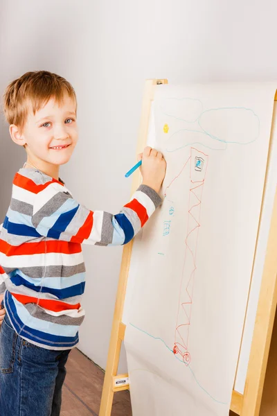 Chlapec kreslí pastelkami — Stock fotografie