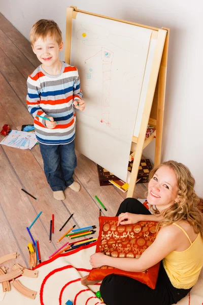 Mamma med son spela och rita kritor — Stockfoto