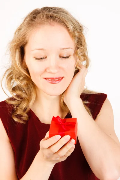 Žena s dárkem na bílém pozadí — Stock fotografie