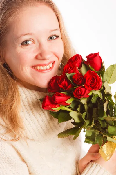 Schöne Junge Frau Mit Dem Strauß Roter Rosen — Stockfoto
