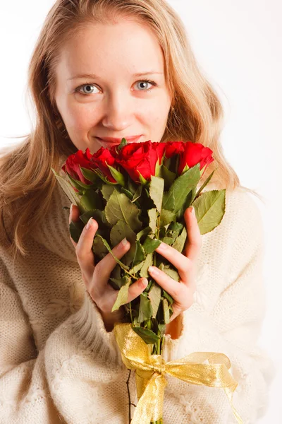 美丽的年轻女子 与红玫瑰花束 — 图库照片