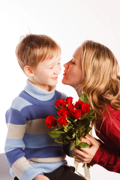迷人美丽的年轻女子与儿子和白色背景上的红玫瑰花束 — 图库照片