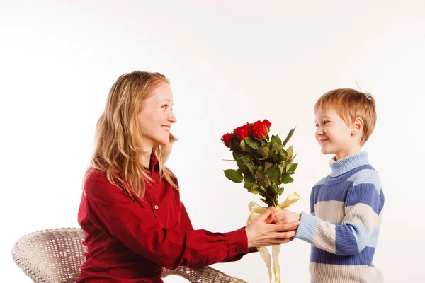 Encantadora Bela Jovem Com Filho Com Buquê Rosas Vermelhas Fundo — Fotografia de Stock