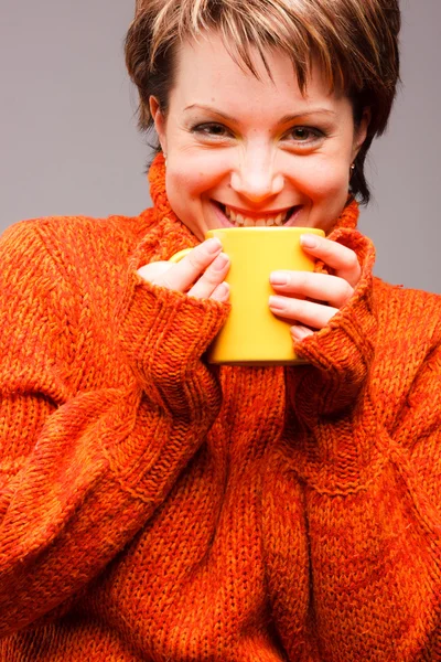 Donna con una tazza in mano — Foto Stock