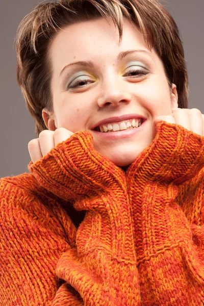 橙色颜色的毛衣的女人 — 图库照片