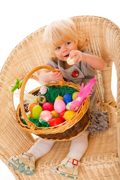 Маленька дівчинка з великодніми яйцями — стокове фото