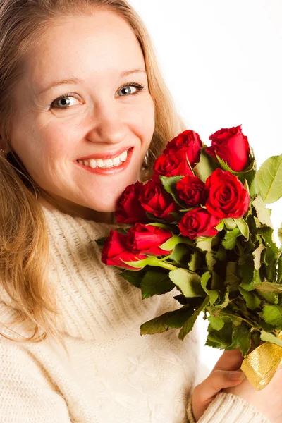 Vrouw met het boeket van rode rozen — Stockfoto