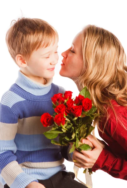 Mulher com um filho e com o buquê de rosas vermelhas — Fotografia de Stock