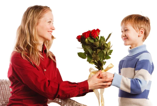 Mujer con un hijo y con el ramo de rosas rojas —  Fotos de Stock