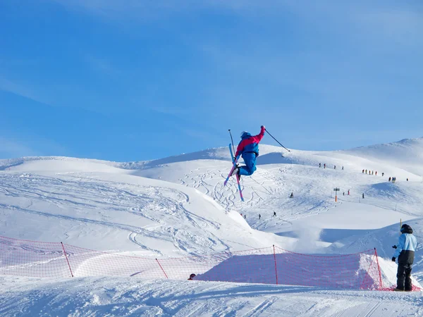 Genç kayakçı — Stok fotoğraf