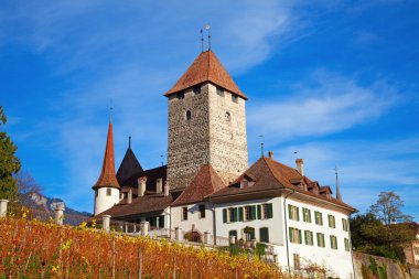 Spiez kale altında mavi gökyüzü (jungfrau bölge, cantone bern, İsviçre)