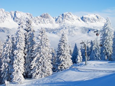 Kayak merkezi Flumserberg 'in yamacında. İsviçre