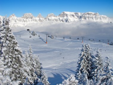 Kayak merkezi Flumserberg 'in yamacında. İsviçre