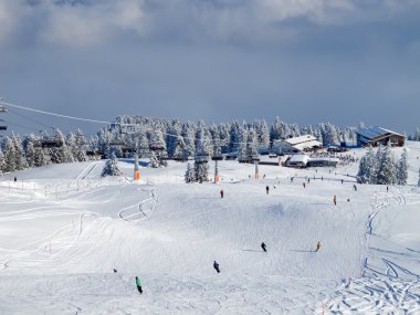 Kayak merkezi Flumserberg 'in yamacında. İsviçre