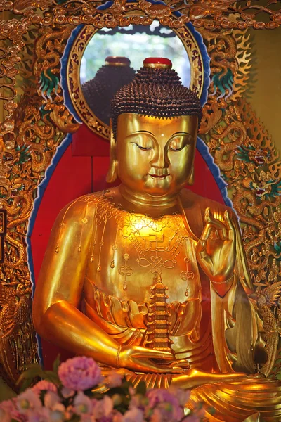 Zlatá Socha Buddhy Klášteře Lin Lantau Island Hong Kong — Stock fotografie