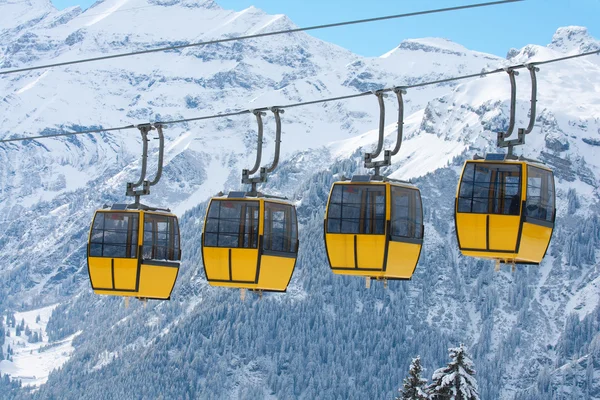 Rad Cablecars Mot Snöiga Schweiziska Alperna Januari 2011 Schweiz — Stockfoto